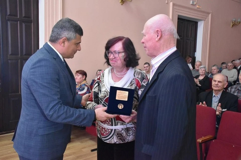 Семьи Хабаровска получили памятные знаки «За супружеское долголетие»