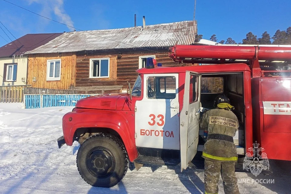 В Красноярском крае в пожаре погиб 17-летний подросток. Фото: МЧС