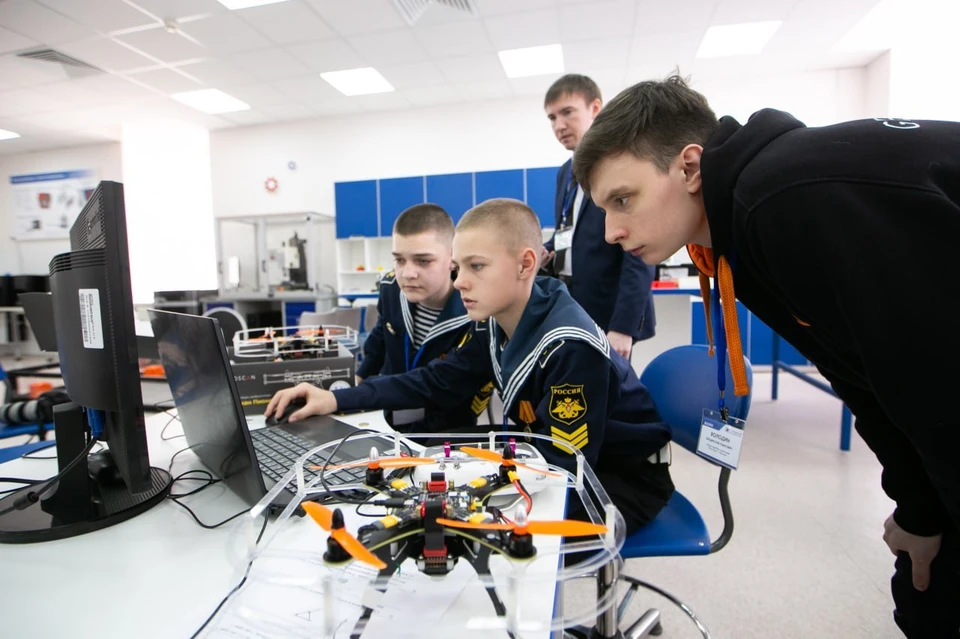 Ребята будут самостоятельно собирать и программировать квадрокоптеры. Фото: пресс-служба правительства Оренбургской области
