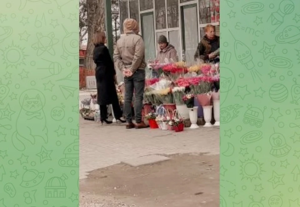 Майя Санду подошла покупать цветы с личным водителем. (Фото: скрин с видео).