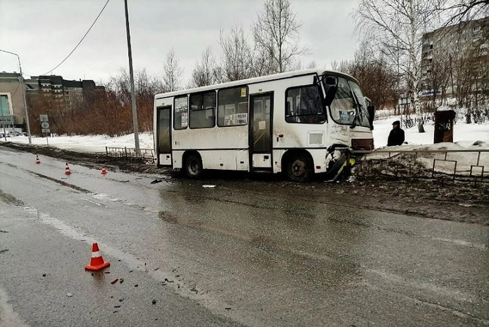 После столкновения с внедорожником автобус влетел в забор у дороги. Фото: УГИБДД по Свердловской области