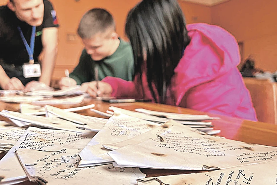Для многих военных письма мальчиков и девочек стали своеобразным талисманом. Фото: «РДДМ: Движение Первых» в Запорожской области