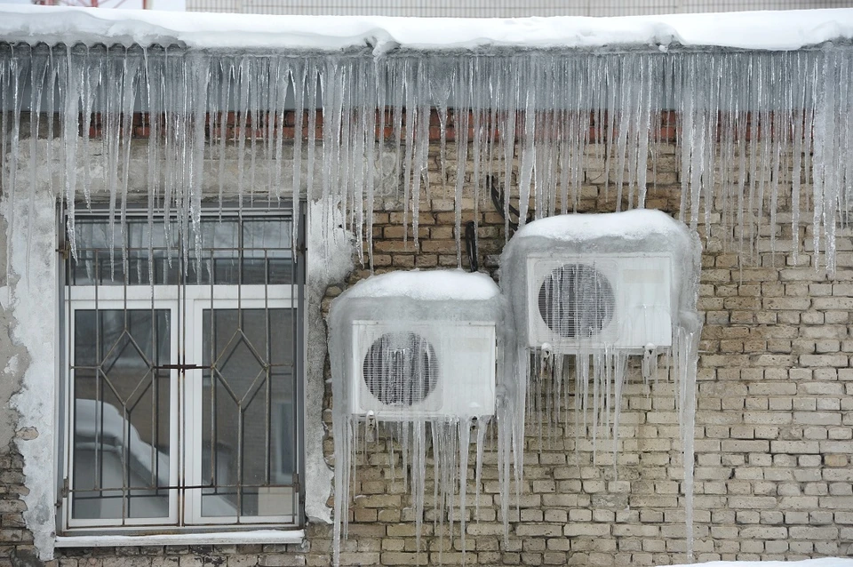 Новосибирцев предупредили об опасности схода снега с крыш из-за потепления.