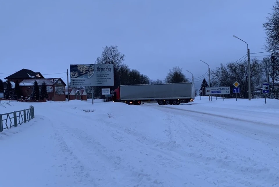 В Смоленске из-за заноса фуры перекрыли въезд в Печерск. Фото: «Автоподмога_67».