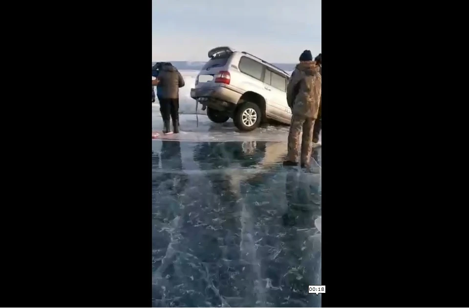 Автомобиль провалился под лед на Малом Море на Байкале