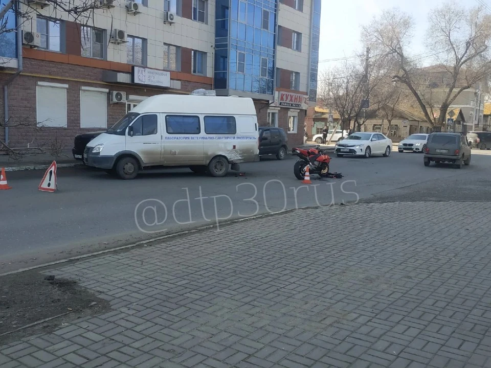 В Астрахани на улице Академика Королева газель снесла мотоцикл
