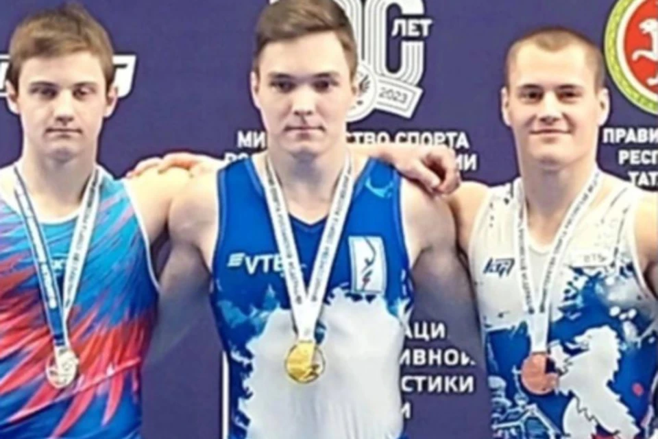 Илья Заика (слева) в упражнении на кольцах завоевал серебряную медаль.