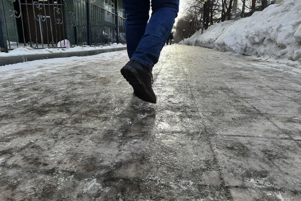 В Новосибирской области из-за температурных качелей резко выросло число гололёдных травм.