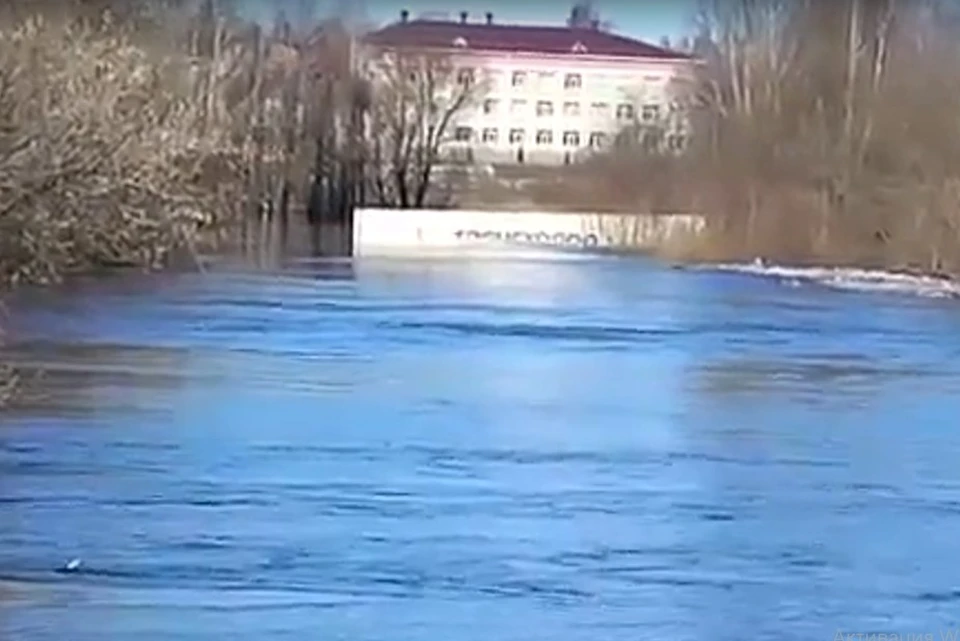 В Ряжске утонула фура, которая попыталась переехать через мост. Скриншот видео: Реальный Ряжск.
