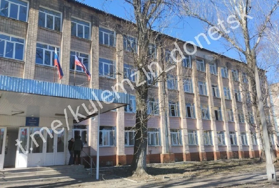 В здании школы повреждено остекление. Фото: Кулемзин/ТГ