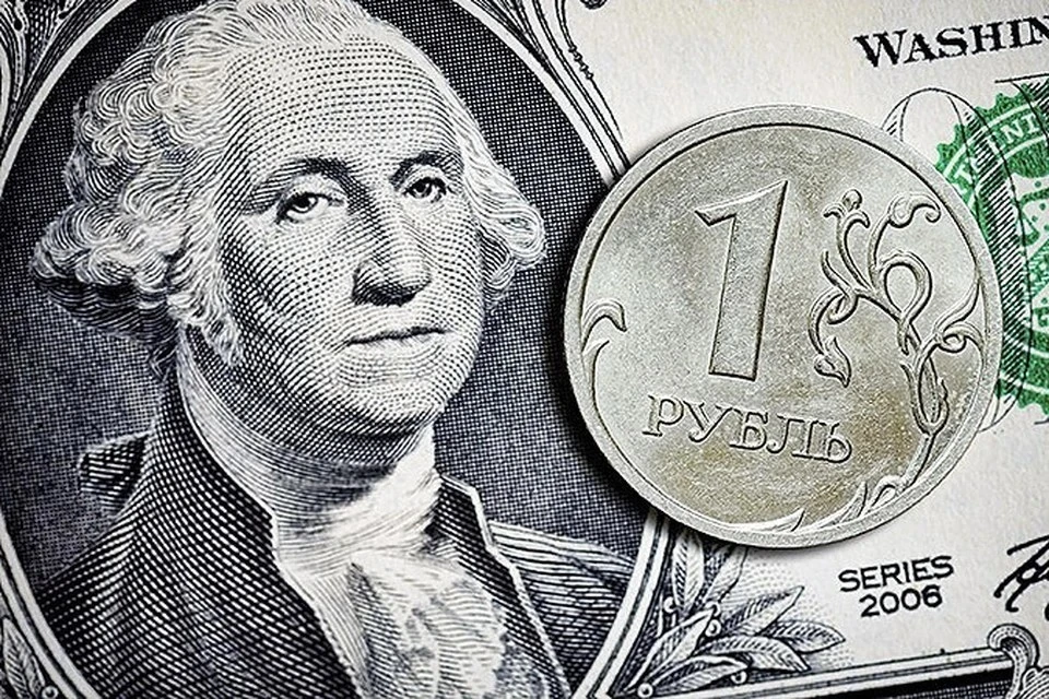 Рубль немного укрепился к доллару