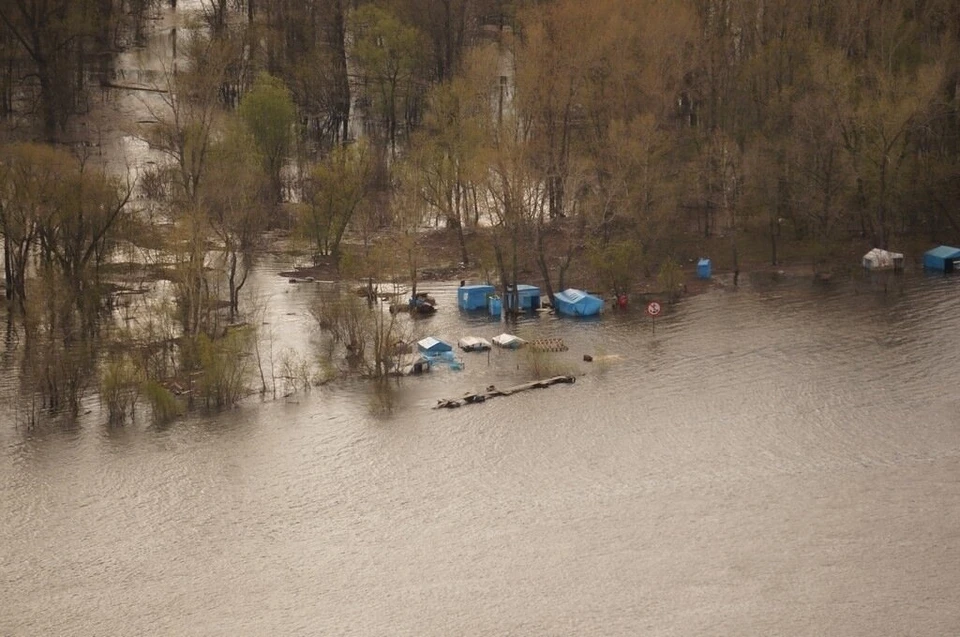 Специалисты проводят откачку воды