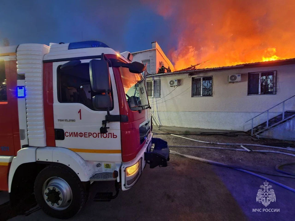 Спасатели локализовали крупный пожар в складском помещении в Симферополе. Фото: ГУ МЧС России