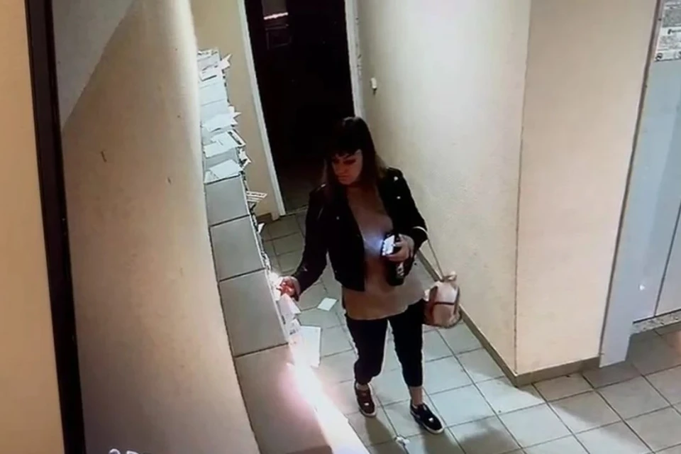Женщина подожгла квитанции и кнопки лифта Фото: кадр из видео