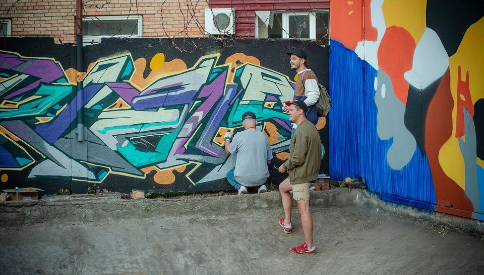 В фестивале участвуют уличные художники, дизайнеры и иллюстраторы из Красноярска, Омска, Новосибирска и Томска. Фото: vk.com/streetvisionfestival