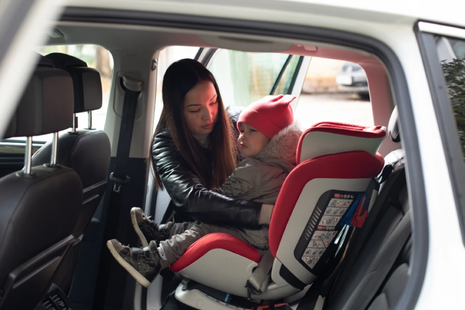 Маленьких детей необходимо перевозить только в автокресле, установленном на заднем пассажирском сиденье.