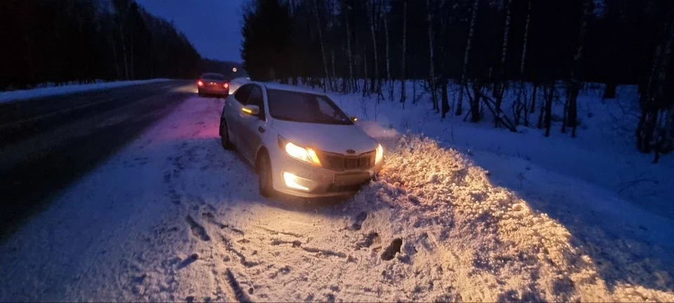 Красноярские полицейские разыскивают мужчину, который помог попавшей в ДТП девушке. Фото: МВД по краю