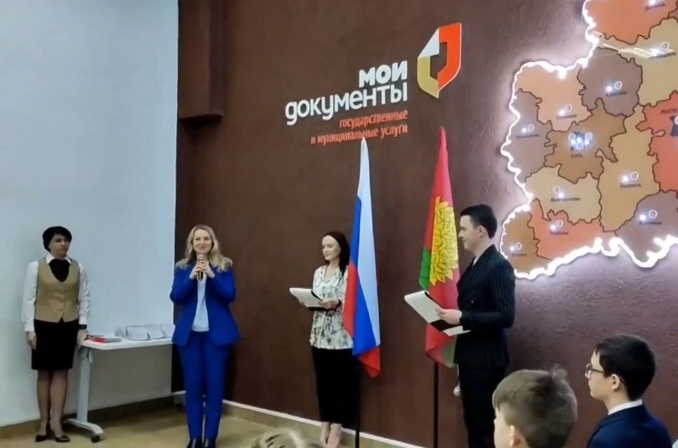 Вице-губернатор Ольга Белоглазова в торжественной обстановке вручила паспорта 39 школьникам