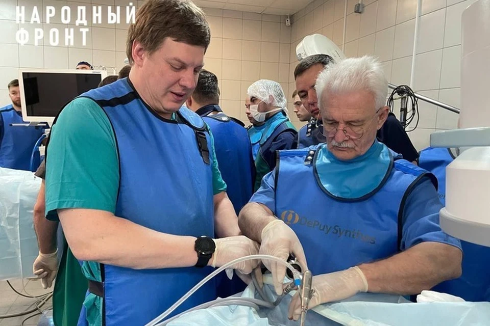 Борис Сычеников (слева) продемонстрировал эффективность нового оборудования. Фото: Народный фронт