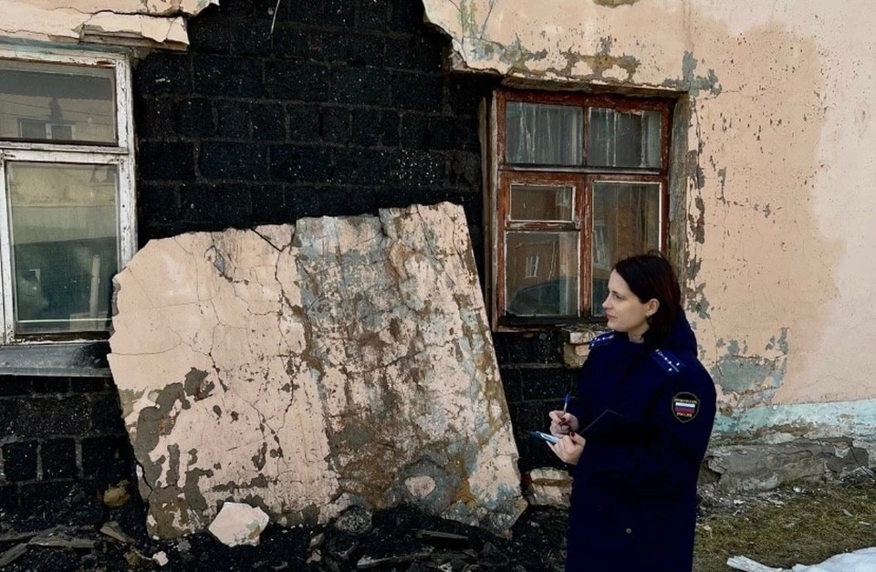 В городе Новомосковск Тульской области у одного из жилых домов обвалилась часть стены