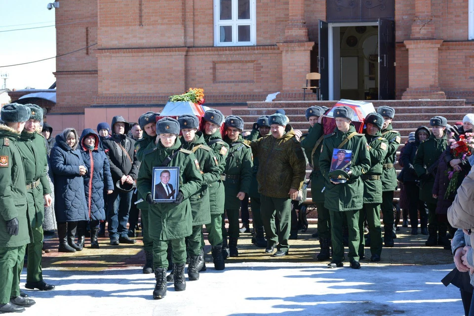 Проводить в последний путь мужчин пришли родные, близкие, друзья, знакомые и чиновники. Фото: администрация Гайского округа