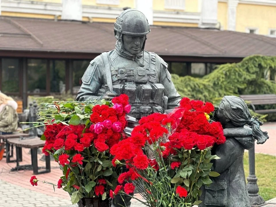 Торжественные мероприятия начались с возложения цветов к Памятнику народному ополчению всех времен в Симферополе