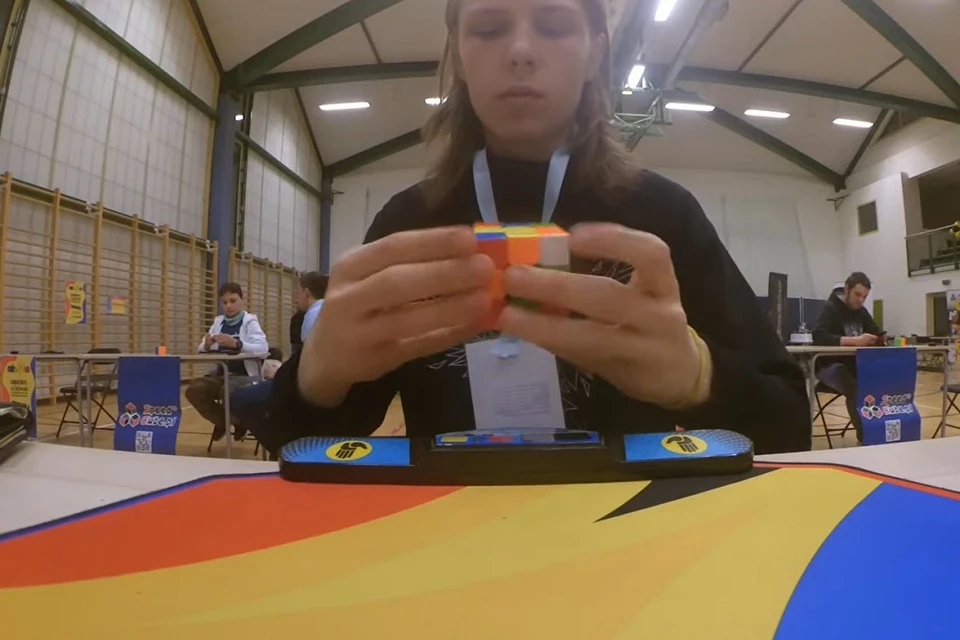 17-летний минчанин установил рекорд Беларуси по сборке кубика Рубика. Фото: стоп-кадр | видео YouTube Platon Dranchuk