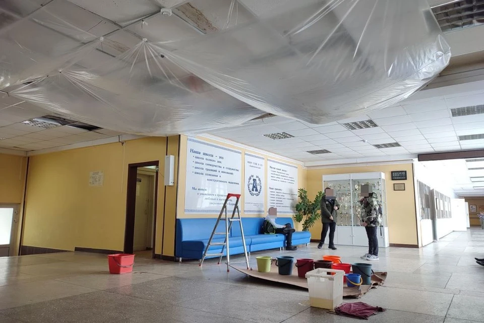 В школе № 121 в микрорайоне Шлюз Новосибирске во время весеннего потепления начали протекать потолки. Фото: Светлана Каверзина