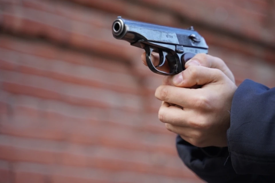 Мужчина разгуливал по улице Сахьяновой с травматическим пистолетом в руках.