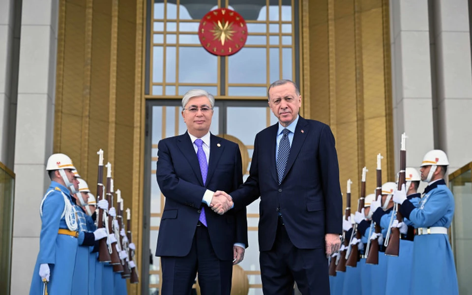 Приветствуя турецкого лидера, президент Казахстана поблагодарил его за оказанное гостеприимство и организацию внеочередного саммита Организации тюркских государств (ОТГ).