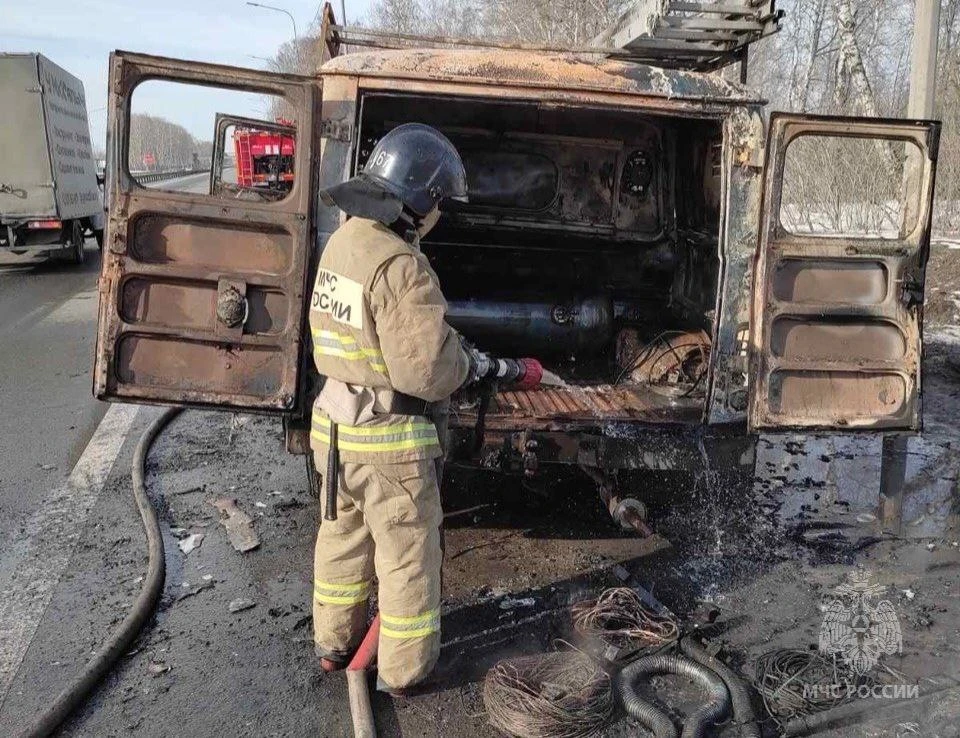 На 16-м км федеральной трассы Тюмень-Ханты-Мансийск произошел пожар в отечественном внедорожнике.