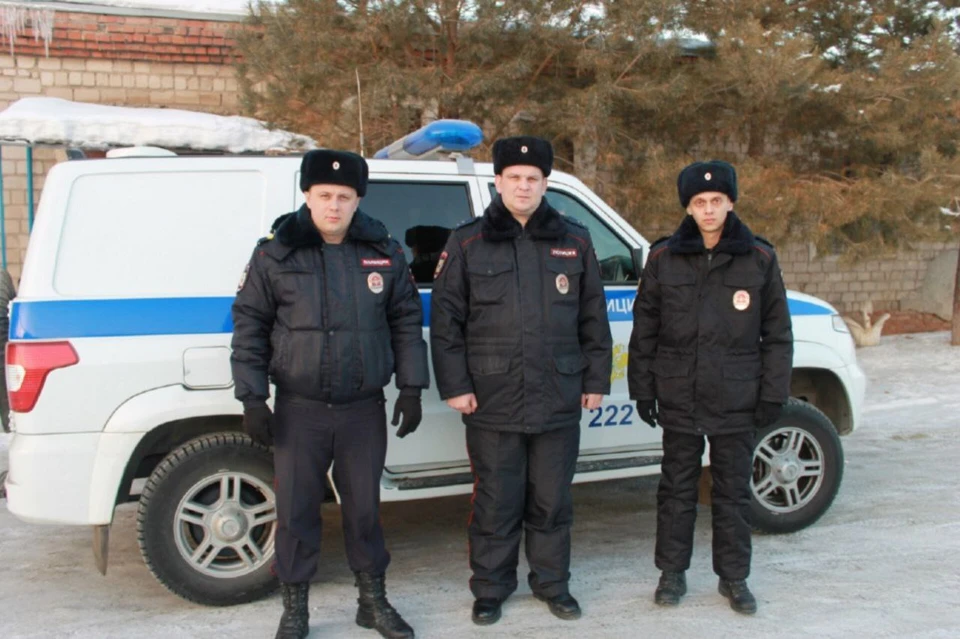 Полицейские спасли 18 человек из горящего дома в Новотроицке. Фото: УМВД Оренбургской области.