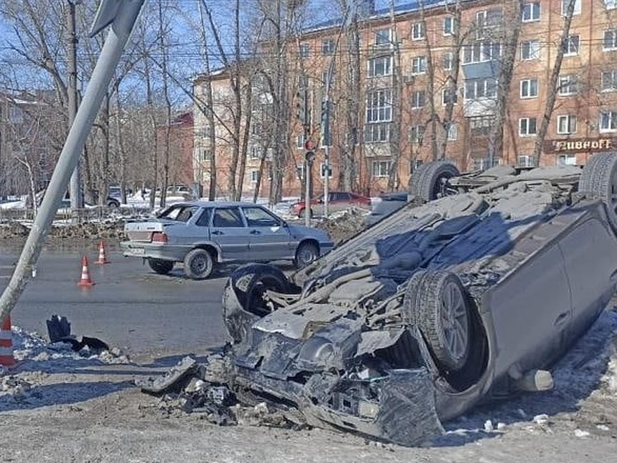 В Омске «Субару» перевернулась после столкновения с «пятнашкой» на  Космическом проспекте - KP.RU