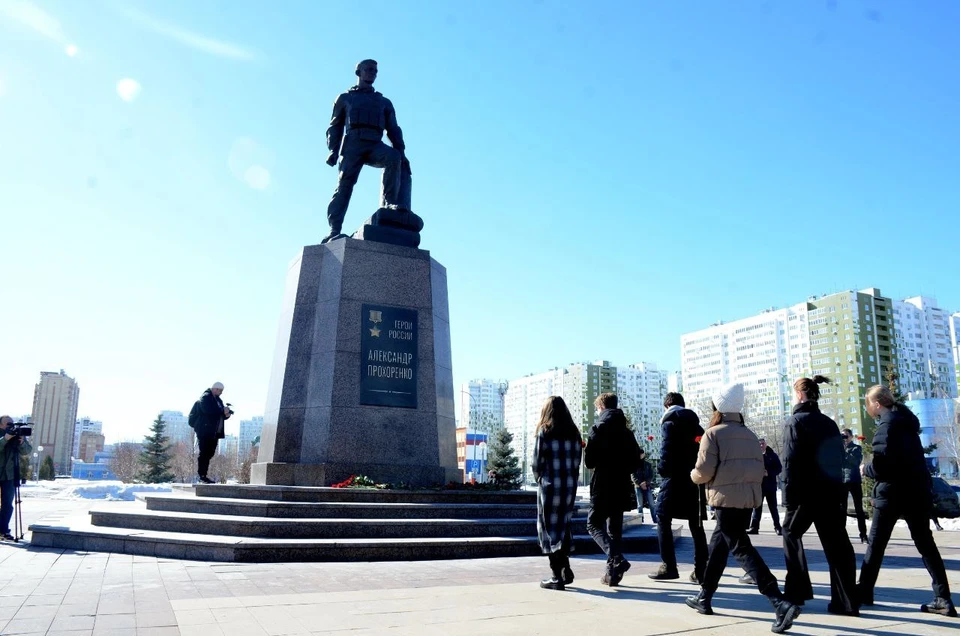 Память героя присутствующие почтили минутой молчания. Фото: администрация Оренбурга