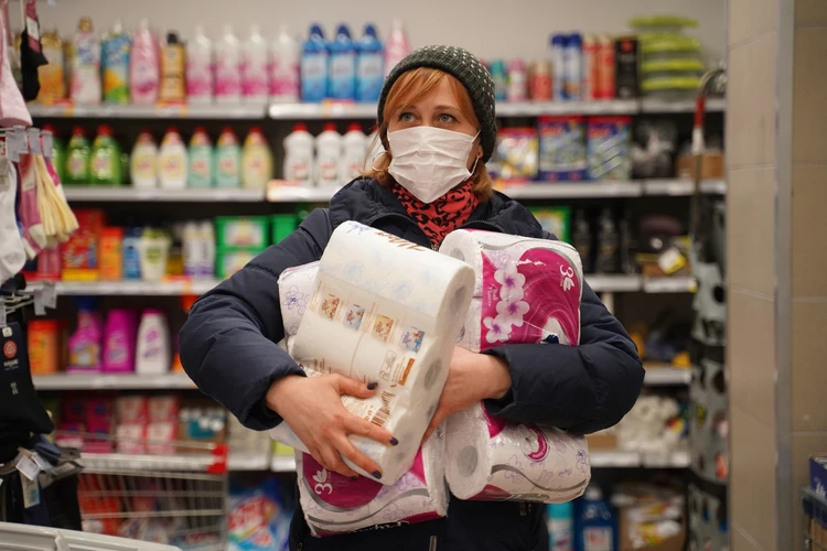 Закупались гречкой и туалетной бумагой и чипировались: 3 года пандемии коронавируса в Самаре