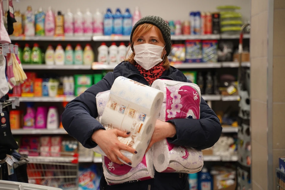 В первые дни пандемии никто не знал, чего ждать от коронавируса, поэтому многие ринулись в магазин за самым необходимым.