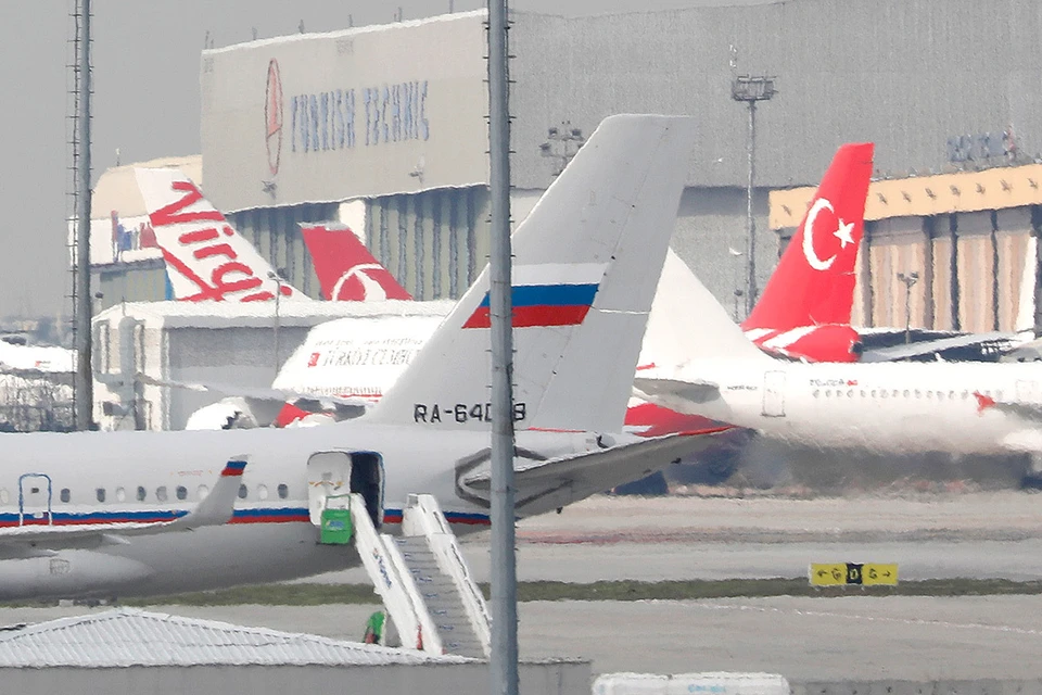 Самолет авиакомпании Россия в стамбульском международном аэропорту.