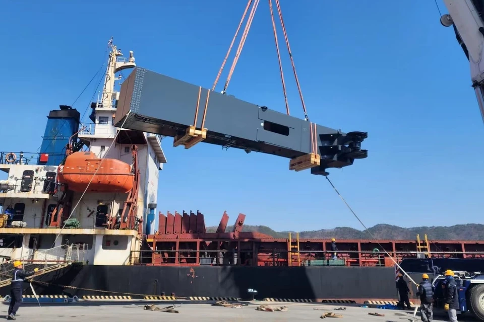 Корсаковский порт приобрел новый кран грузоподъемностью 60 тонн. Фото: пресс-служба АО «КМТП»