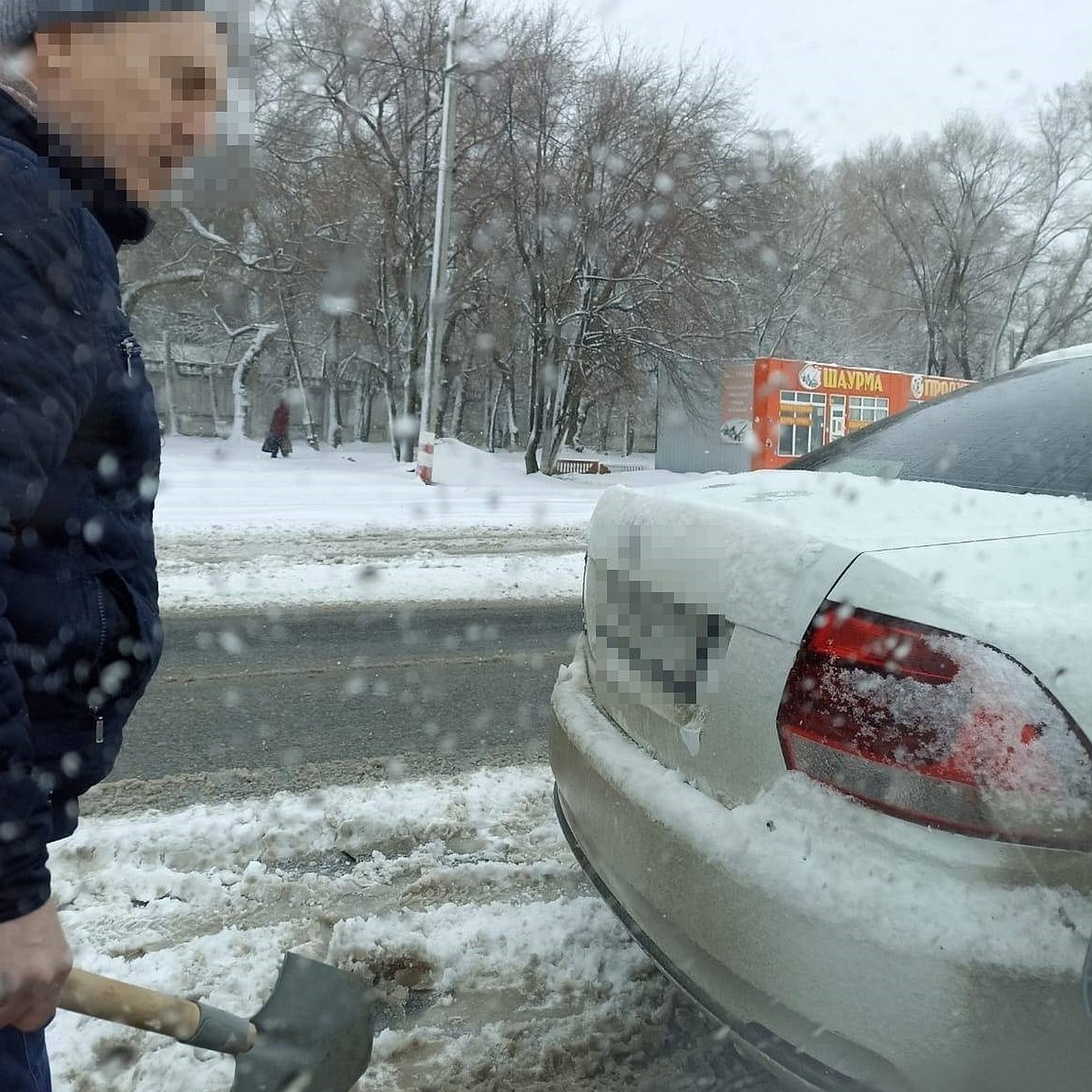 В Ульяновске после дорожного конфликта один водитель снес лопатой другому  зеркало на машине - KP.RU