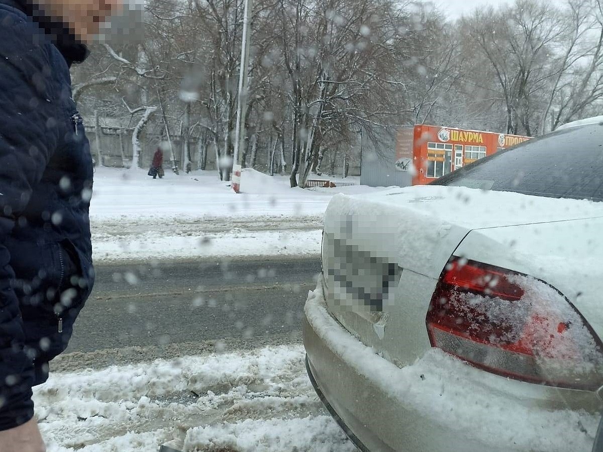 В Ульяновске после дорожного конфликта один водитель снес лопатой другому  зеркало на машине - KP.RU