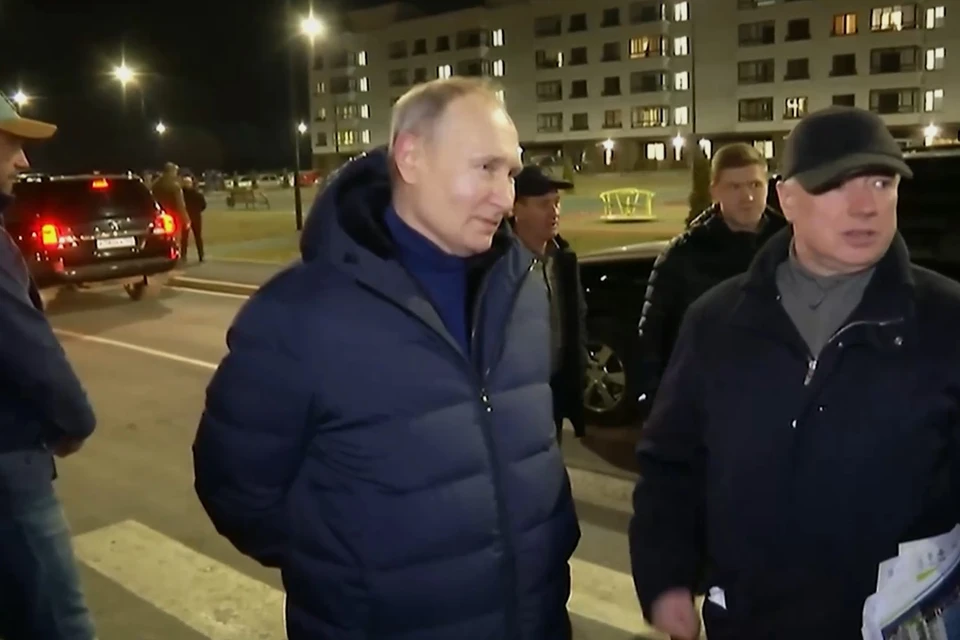 Владимир Путин выслушал жалобы жителей Мариуполя во время личной встречи. Фото: стоп-кадр видео