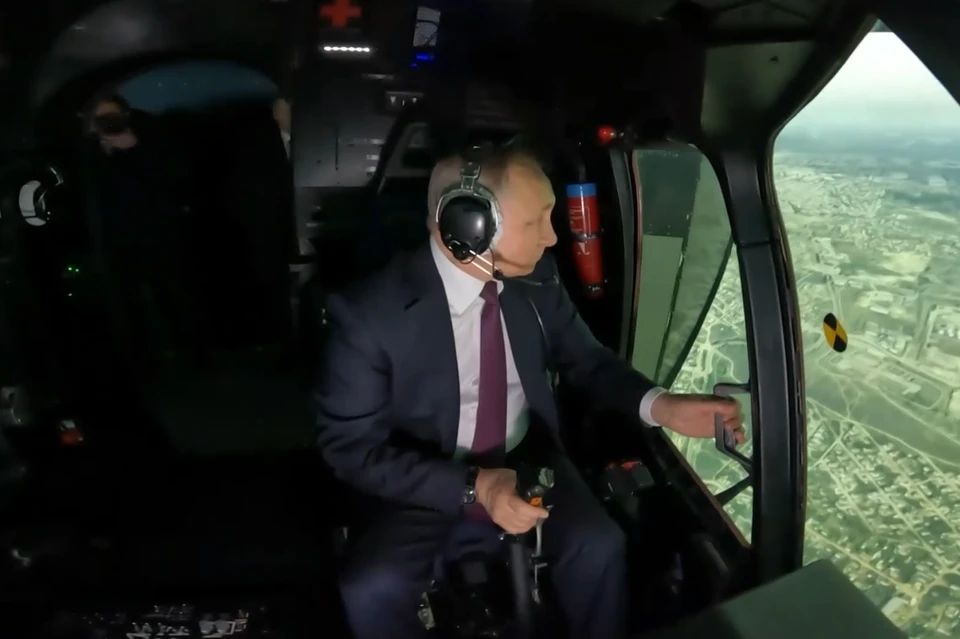 На днях Владимир Путин посетил в Улан-Удэ вертолетный завод. Фото: стоп-кадр видео