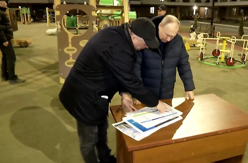 В Мариуполь президент отправился сразу же из Севастополя. Фото: стоп-кадр видео