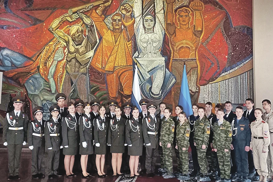 Ученики кадетского класса из Свердловска посетили родину молодогвардейцев - Краснодон.