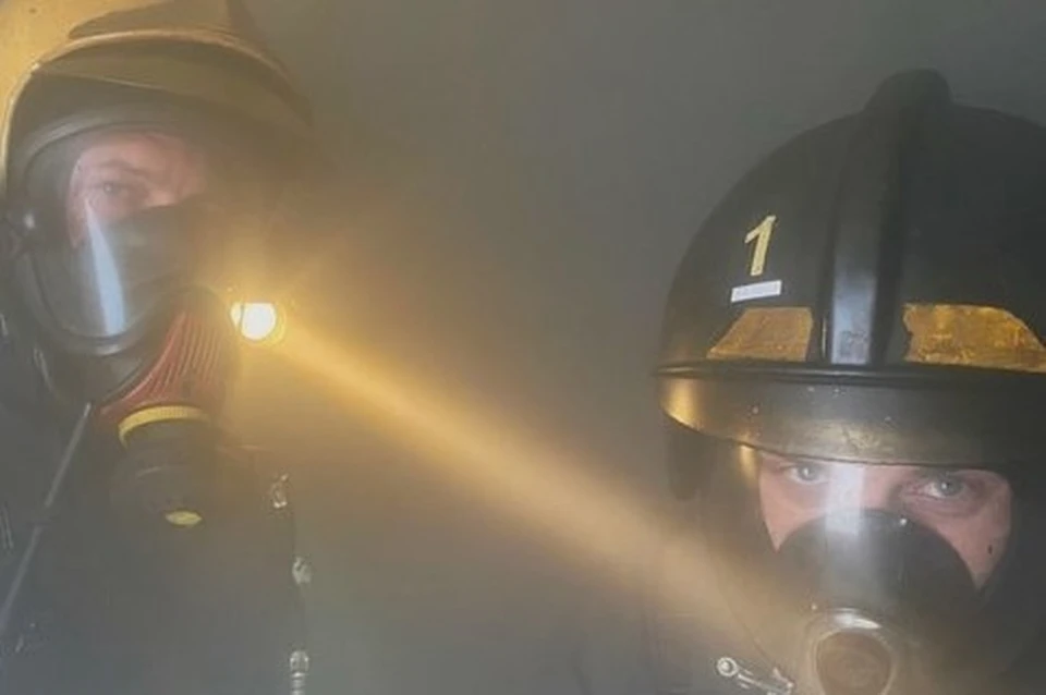 Прибывший расчёт спасателей обнаружил горящий электрический щиток. Фото: пресс-служба ГУ МЧС России по Сахалинской области