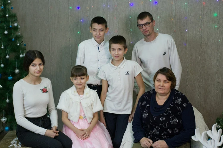 Живу для ребят: молодой парень из Оренбурга забрал пятерых племянников из детского дома и дважды отстоял их в суде у отца – алкоголика
