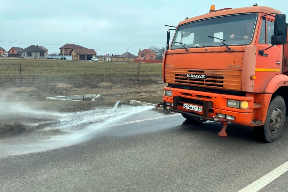 Белгородские коммунальщики приводят в порядок дороги после зимы.