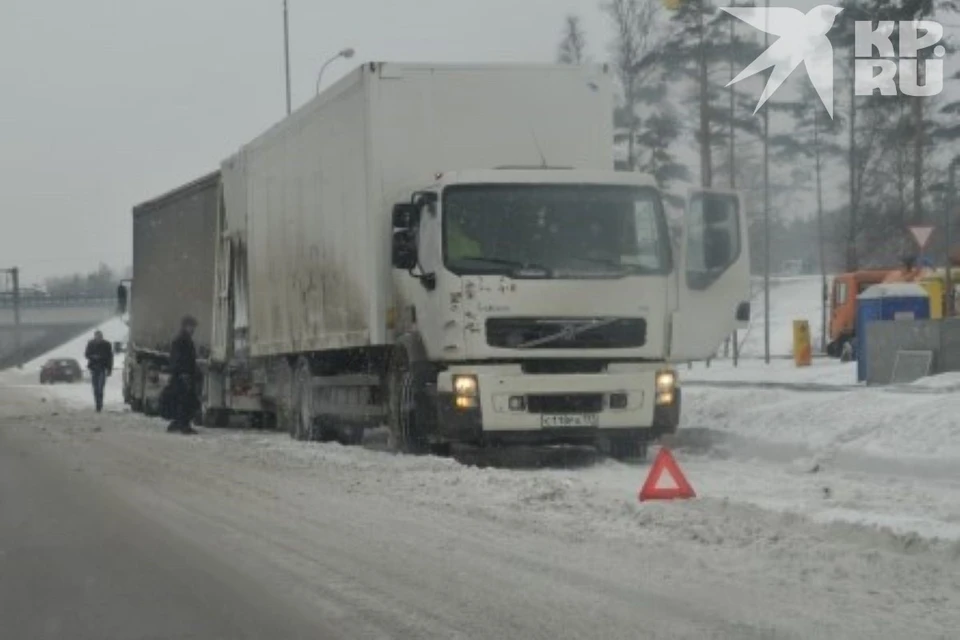 Полиция разыскивает очевидцев ДТП с автопоездом на Окружной дороге.