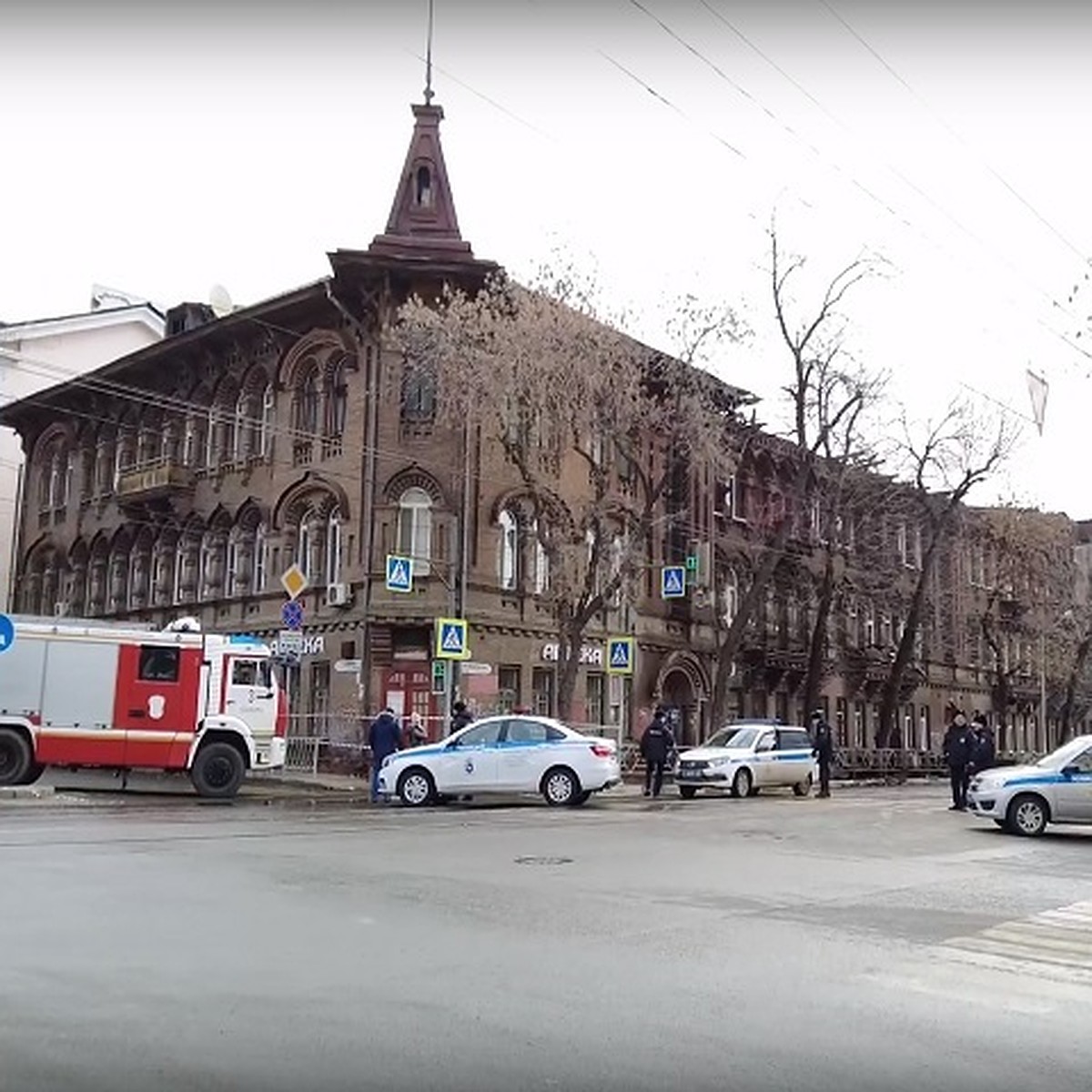 Огонь уничтожил крышу старинного здания: что известно о пожаре в доме  Челышева в Самаре на утро 23 марта 2023 года - KP.RU