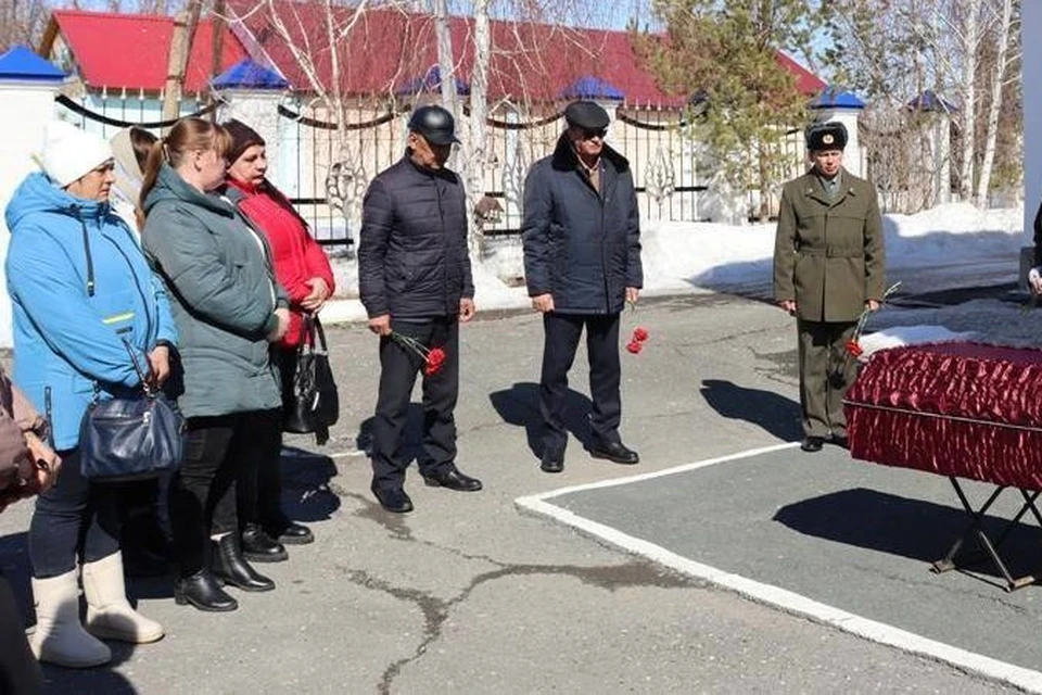 Траурный митинг прошел у храма святых апостолов Петра и Павла. Фото: Гай.рф